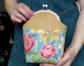 Frühlingsblumen Rahmentasche, Goldgelbe Handtasche, Florale Geldbörse mit Kette, Pinke Tulpen und Narzissen auf Blau, Laura Ashley Stofftasche