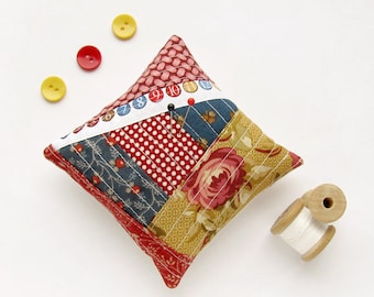 Patchwork Pincushion, soporte de aguja de rosas rojas, cojín organizador de costura floral, cojín de pin amarillo y azul, accesorio de costura de lunares