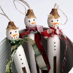 3 Primitive Weihnachtsschneemänner, weiße Weihnachtsornamente, Weihnachtsdekoration aus Holz, rustikaler Baumschmuck, Wäscheklammerpuppe, 3er-Set