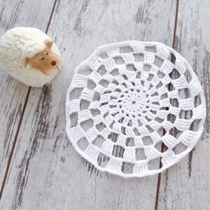 5 Vintage Häkeldeckchen, weißes rundes Deckchen, Häkeldeckchen, Shabby Chic vintage, Tischdekoration, Vintage handgemachtes Deckchen
