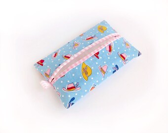 Könnte beinhalten: Ein hellblauer Taschentuchbox-Bezug mit einem rosa-weißen Karomuster. Der Bezug ist mit einem Muster aus bunten Hüten verziert.