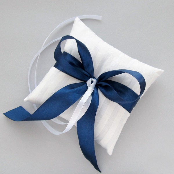 Oreiller bleu marine, oreiller blanc de porteur d'anneau, mariage de marine, coussin de porteur de mariage