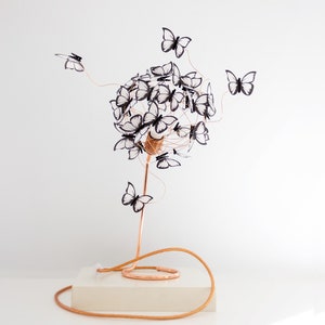 Kupfer künstlerische Tischlampe mit Schmetterlingen in weiß, Gold Rose Funky Tischlampe für Naturliebhaber, Einweihungsgeschenk für Naturliebhaber Bild 1