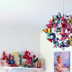 Stravagante illuminazione da soffitto per la cameretta delle bambine con dettagli a farfalla: un arredamento unico e affascinante!