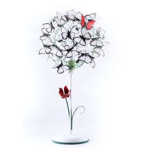 Lampada in tole dipinta a mano, lampada da tavolo unica con fiori rossi, lampada floreale stravagante, lampada a tulipano rosso con farfalle, lampada da comodino