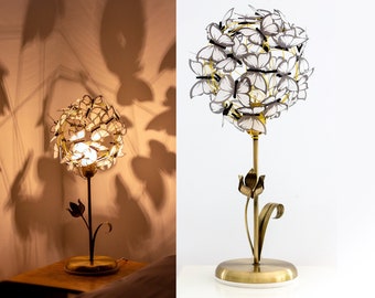 Gouden bloem tafellamp, Italiaanse Hollywood Regency stijl lamp, Messing tafellamp met bloem en blad, vintage stijl lamp met vlinders