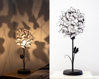 Lampe fleur forgée à la main, lampe unique papillons blancs, lampe ombre papillon, lampe fleur de style rétro, lampe fleur en métal noir, cadeau pour elle