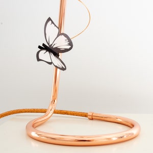 Kupfer künstlerische Tischlampe mit Schmetterlingen in weiß, Gold Rose Funky Tischlampe für Naturliebhaber, Einweihungsgeschenk für Naturliebhaber Bild 3
