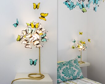 Set mit 2 modernen Messing Nachttischlampen, stilvolles Design mit Schmetterling Akzenten, einzigartige Schmetterling Design Nachttischlampen in Gold, Stil der Mitte des Jahrhunderts