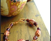 Pulsera boho de madera y vidrio envuelta en cobre de venta fabricada en EE.UU., pulsera ooak, unisex, cierre a mano, tribal, rojo beige y púrpura