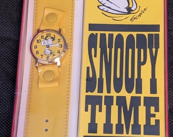 SNOOPY TIME Rare Vintage 1968 United Features Swiss Yellow Leather Watch