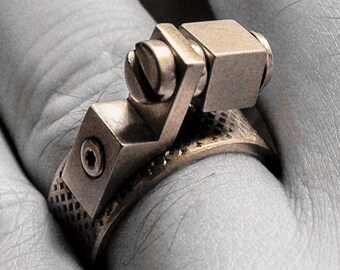 Sledgehammer with rotating head - A technical brass ring