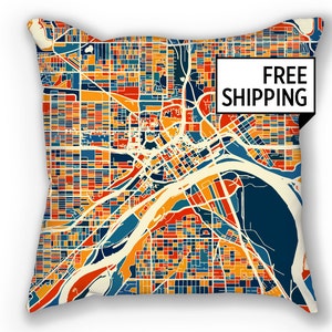 Puede incluir: Una almohada de tiro colorida con un mapa estilizado de una ciudad. El mapa está en tonos de rojo, naranja, amarillo, azul y verde. La almohada es blanca con un borde de color crema. El texto "FREE SHIPPING" está impreso en un rectángulo blanco en la esquina superior derecha de la almohada.