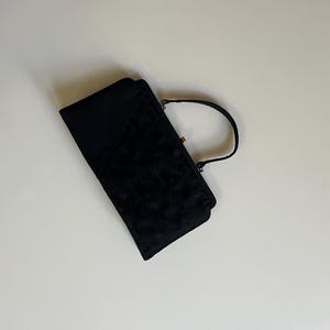 Bolso de mano tipo sobre con asa superior, estilo chic de los años 90, color negro, de Carolyn B, con diseño estético, bordado en negro y cierre fino negro.