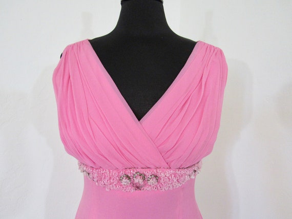 Curve-hugging 1950s - Early 1960s Pink Crepe Chif… - image 4