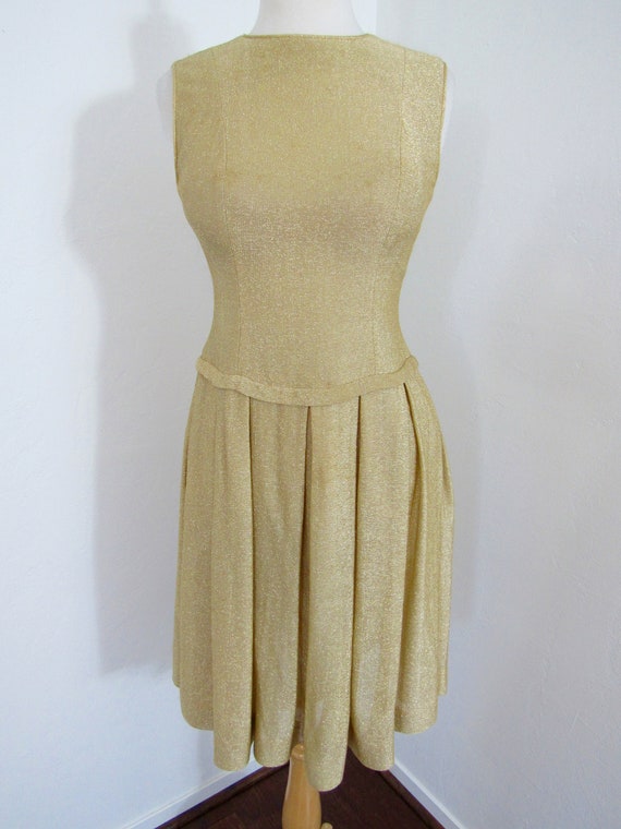 1950s - 1960s Fitted, Gold Lurex Dress with Sassy… - image 2