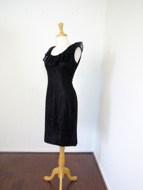 Curve-hugging 1950s - Early 1960s Black Lace Dress