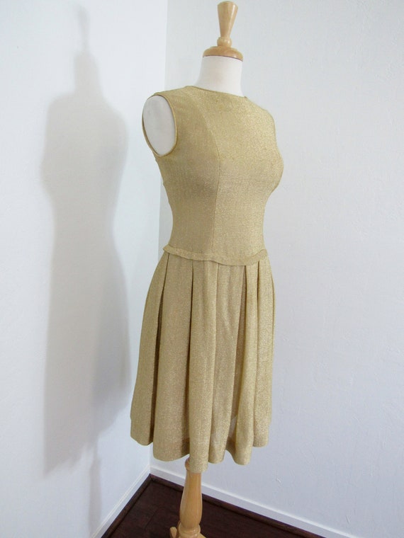 1950s - 1960s Fitted, Gold Lurex Dress with Sassy… - image 3