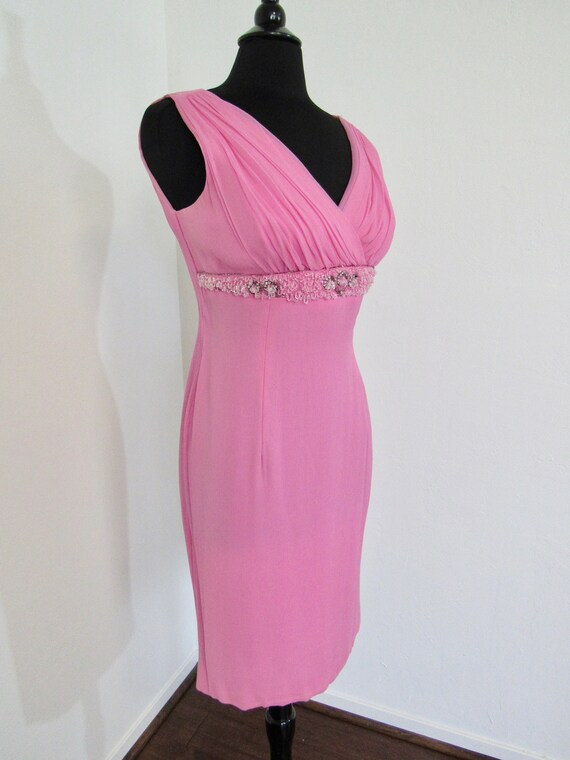 Curve-hugging 1950s - Early 1960s Pink Crepe Chif… - image 3