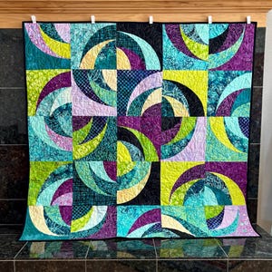 Modern Curved Wall Hanging Quilt 50&quot; x 50&quot; - Curved Quilted Wall Hanging - Modern Patchwork Quilt - Quilted Wall Hanging