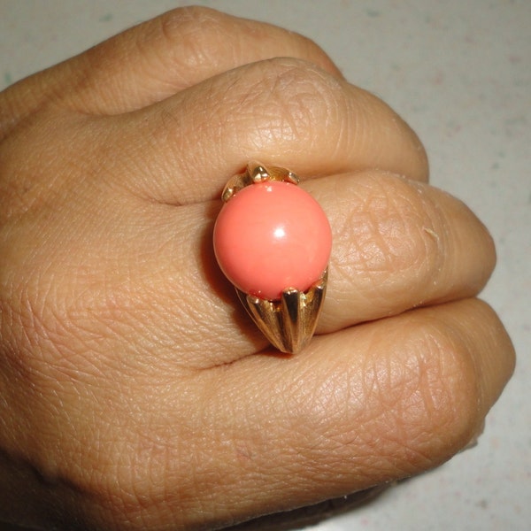 AVON Signed Coral Colored Large Ball Gold Tone Cocktail Ring Size 6.5 To 7