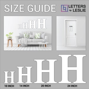Puede incluir: Gu&iacute;a de tallas para letras grandes de madera blanca. Las letras se muestran en diferentes tama&ntilde;os: 25 cm, 35 cm, 50 cm y 60 cm. Las letras se muestran en una pared blanca, un sof&aacute; blanco y una puerta blanca.