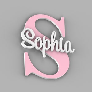 Puede incluir: Letra S de madera rosa con el nombre Sophia escrito en letras blancas cursivas.