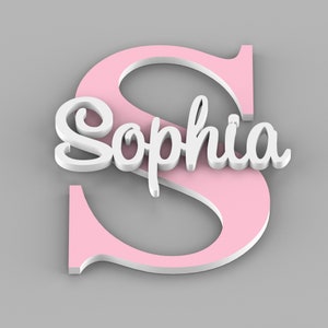 Puede incluir: Una letra S de madera rosa con el nombre Sophia en letras blancas cursivas en la parte superior.