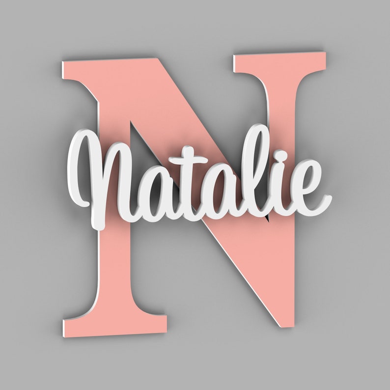 Puede incluir: Una letra N de madera rosa con el nombre Natalie en letras blancas cursivas.