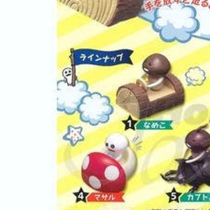 Könnte beinhalten: Ein Set mit sechs Miniatur-Spielzeugautos mit verschiedenen Pilzfiguren. Jedes Auto hat einen Rückzugmechanismus und zeigt eine andere Pilzfigur, darunter einen Pilz mit einem weißen Kaninchen, einen Pilz mit einem braunen Pilz und einen Pilz mit einem Käfer. Die Verpackung enthält den Text "はしろ! なめこ フルバックカー", der mit "Los! Schleim-Rückzugwagen" übersetzt werden kann.