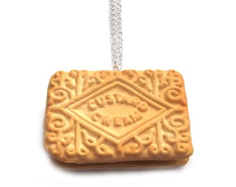 Collar de galleta con crema pastelera: joyería de arcilla polimérica para la hora del té