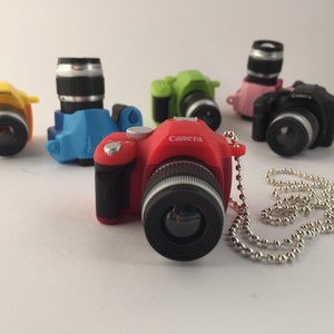 Übergroße Kamera Anhänger Halskette - Kamera Anhänger - Fotografie Geschenk - Fotograf Geschenk - Neuheit Halskette - Kawaii - Süße Miniatur
