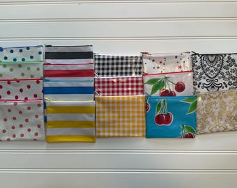 Monedero mini de hule con estampado de cuadros vichy y lunares
