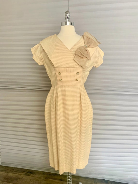 1940s Beige Silk Curvy Dress - image 2