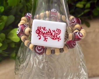 Bracelet de mahjong fait main unique avec un dragon rouge et un mélange de perles