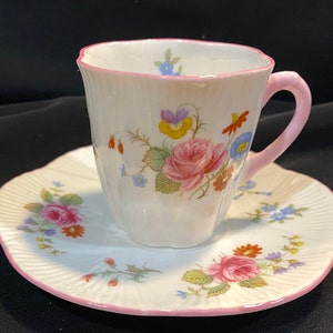 Vintage Shelley roze roos, rood madeliefje DAINTY demitasse kop en schotel - Patroon #13425