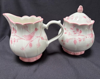 Roze en witte melkkannetje en suikerpotje - reproductie