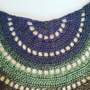 DIY Round the Block Shawl Crochet Pattern - Women&#39;s Wrap for Fall and Winter