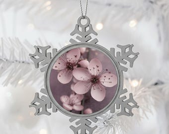 Bloemen sneeuwvlokornament: elegante kersenbloesembloem bedrukte tinnen kerstboom hangende decoratie, natuur aandenken vakantiedecor