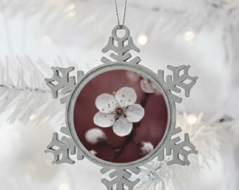 Bloemen sneeuwvlokornament: elegante kersenbloesembloem bedrukte tinnen kerstboom hangende decoratie, natuur aandenken vakantiedecor