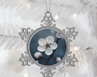 Bloemen sneeuwvlokornament: elegante kersenbloesembloem bedrukte tinnen kerstboom hangende decoratie, natuur aandenken vakantiedecor