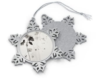 Elegant bloemen sneeuwvlokornament, winterbotanisch ornament, zilveren kerstversiering, cadeau natuurliefhebber, mat op de natuur geïnspireerd accent