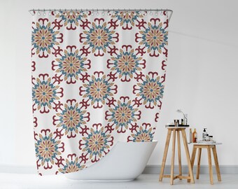 Puede incluir: Una cortina de ducha blanca con un patrón repetitivo de diseños florales rojos, azules y marrones. La cortina está colgada de una barra de ducha plateada.