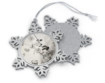 Minimalistisch sneeuwvlokornament, zwart-wit kerstdecor, modern vakantieboomaccent, cadeau natuurliefhebber, zilverkleurig bloemenornament