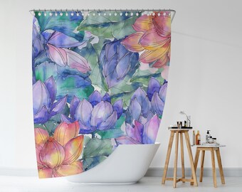 Puede incluir: Cortina de ducha de acuarela con un patrón floral de flores de loto rosas, moradas y azules sobre un fondo verde.