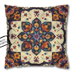 Könnte beinhalten: Ein Dekokissen mit einem farbenfrohen, komplizierten Mandala-Muster. Das Muster zeigt eine Mischung aus Orange-, Gelb-, Blau-, Lila- und Grüntönen auf einem cremefarbenen Hintergrund.