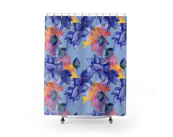 Puede incluir: Una cortina de ducha con un patrón de acuarela de flores azules y manchas amarillas y naranjas sobre un fondo azul claro.