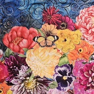 Puede incluir: Un collage colorido de flores con una mariposa en el centro. Las flores son en tonos de rosa, rojo, amarillo, naranja, morado y blanco. La mariposa es naranja y negra con manchas blancas.