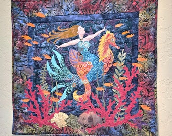 Mermaid Art Quilt - Colgante de pared acolchado con apliques con sirena montando un caballito de mar con vida marina