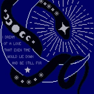 Puede incluir: Una serpiente negra con estrellas y lunas blancas en su cuerpo está enroscada alrededor de una estrella blanca brillante con rayos de luz. El texto "I DREAM OF A LOVE THAT EVEN TIME WOULD LIE DOWN AND BE STILL FOR" está escrito en blanco sobre un fondo azul oscuro.